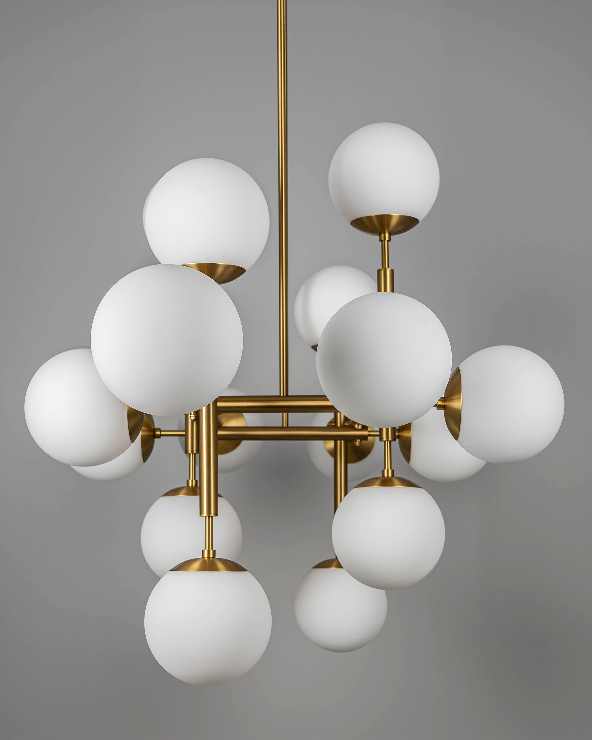 Schwung Riegel Globe Chandelier